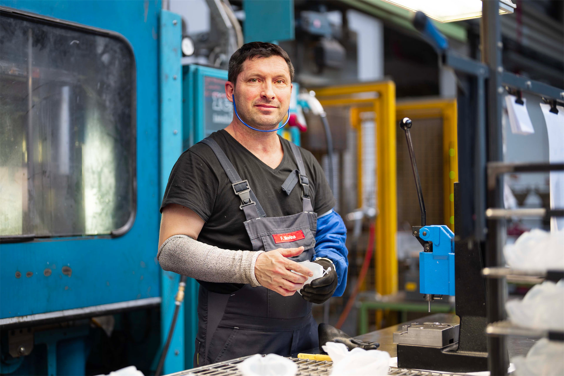 Mitarbeiter kontrolliert Bauteile, Produktion