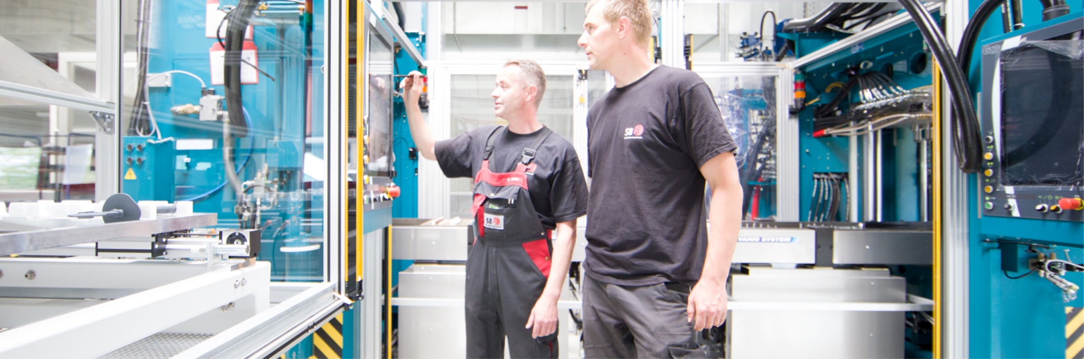Produktion, Maschine, zwei Mitarbeiter