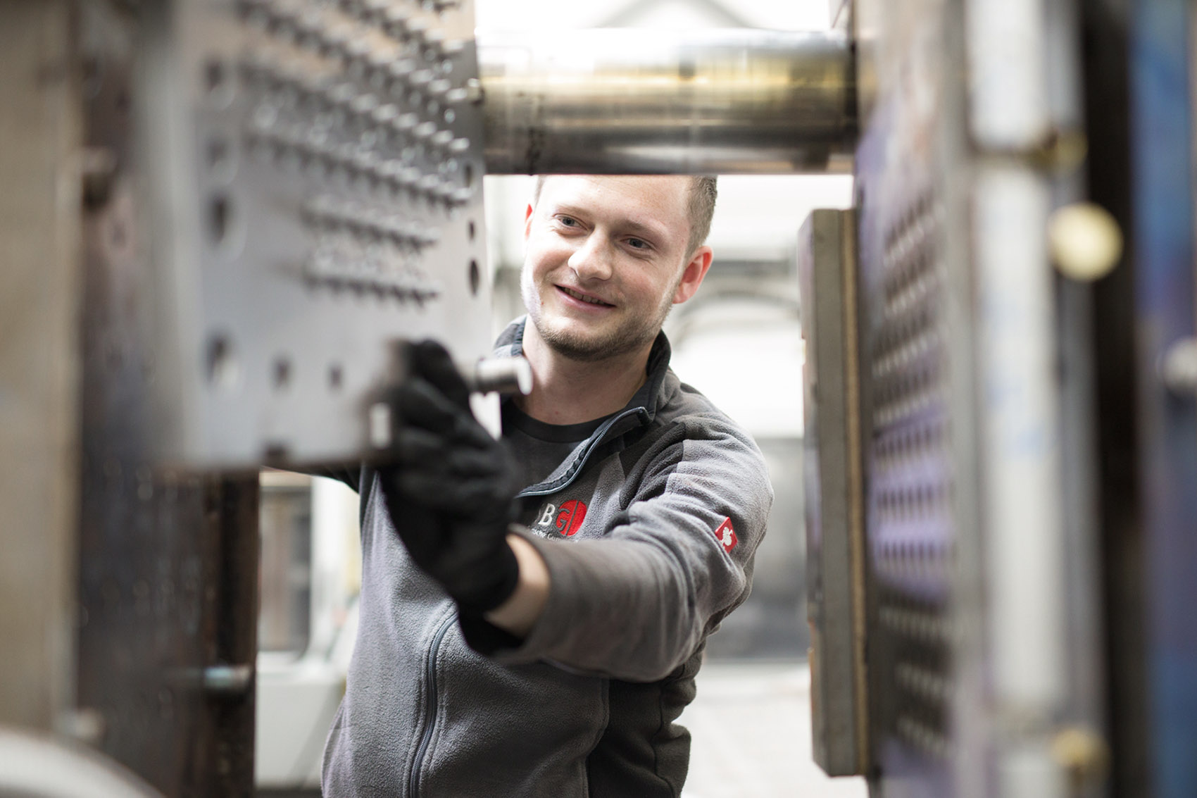 Mitarbeiter bei der Arbeit an einer Maschine.